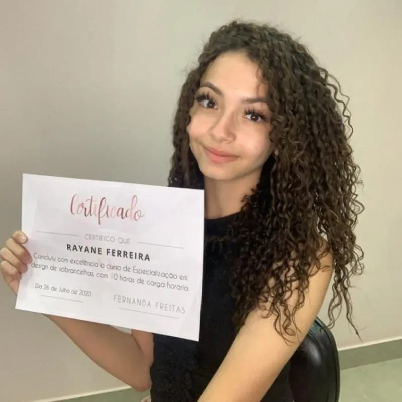 Aluna formada em design de sobrancelhas com certificado