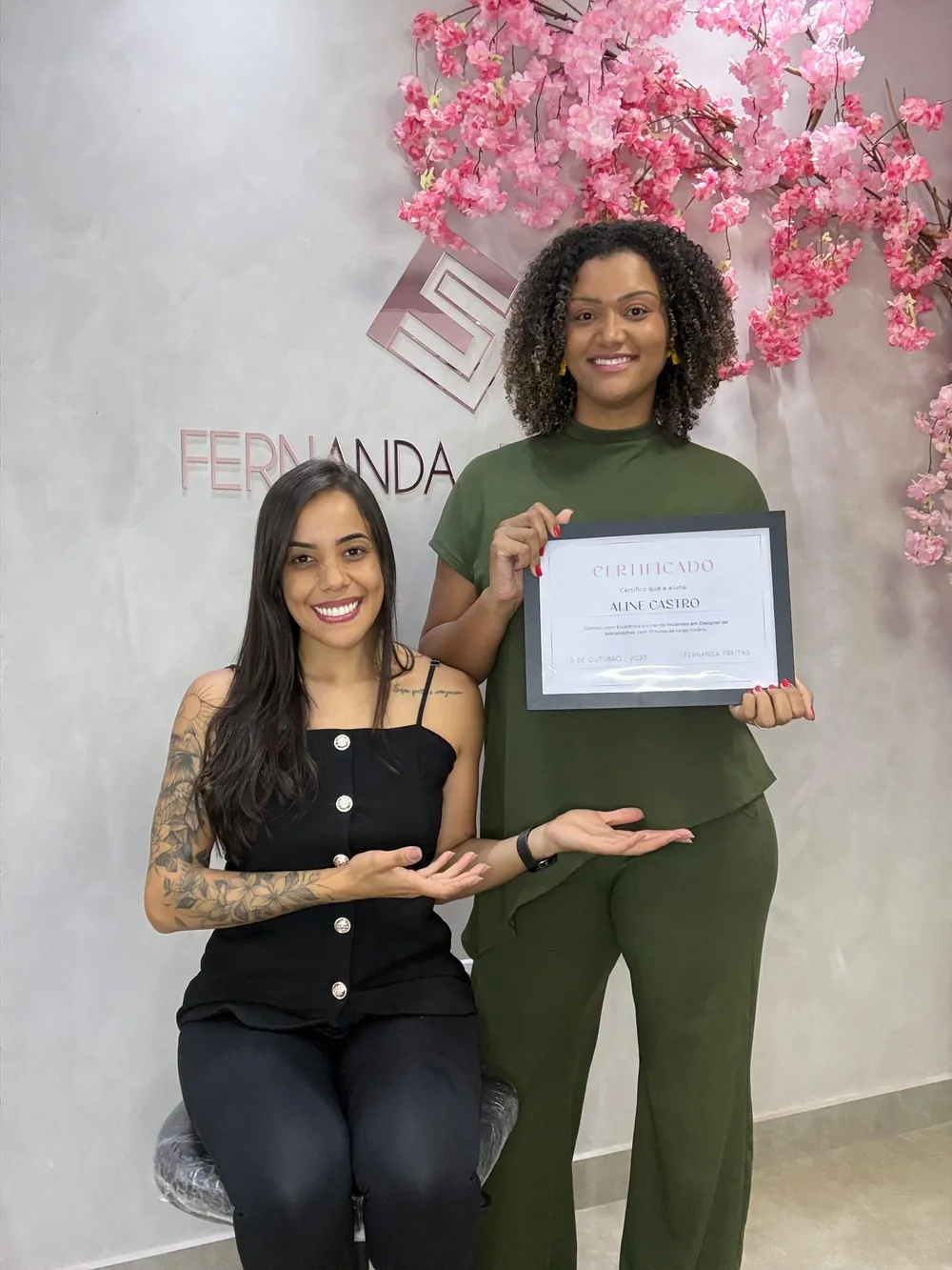 Fernanda Freitas entregando certificado a uma aluna formada