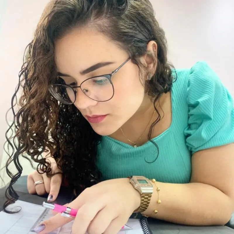 Aluna estudando mapeamento de sobrancelhas